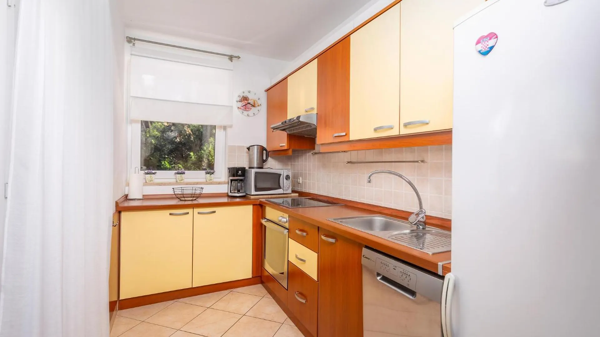 Cozy Apartment In Vantacici With House Sea View
